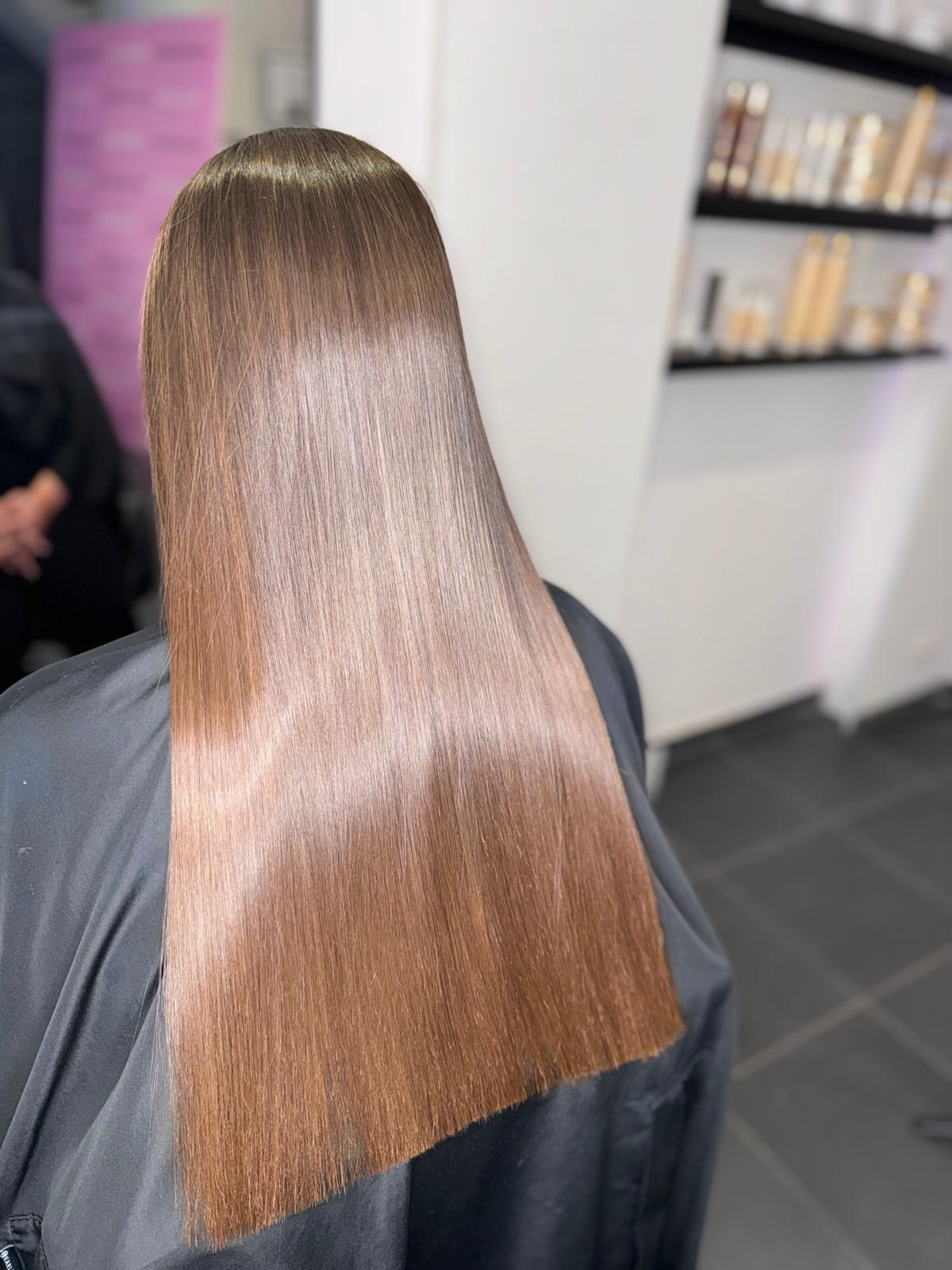 Cheveux brillants et parfaitement lissés dans salon esthétique à Liège