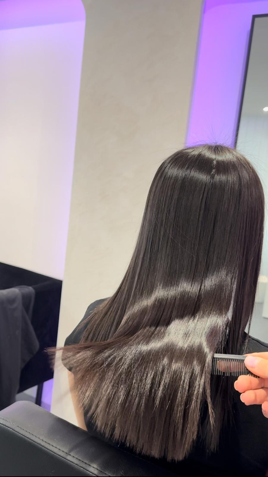 Résultat soin lissant sur cheveux foncés à Glamcia Beauty Liège