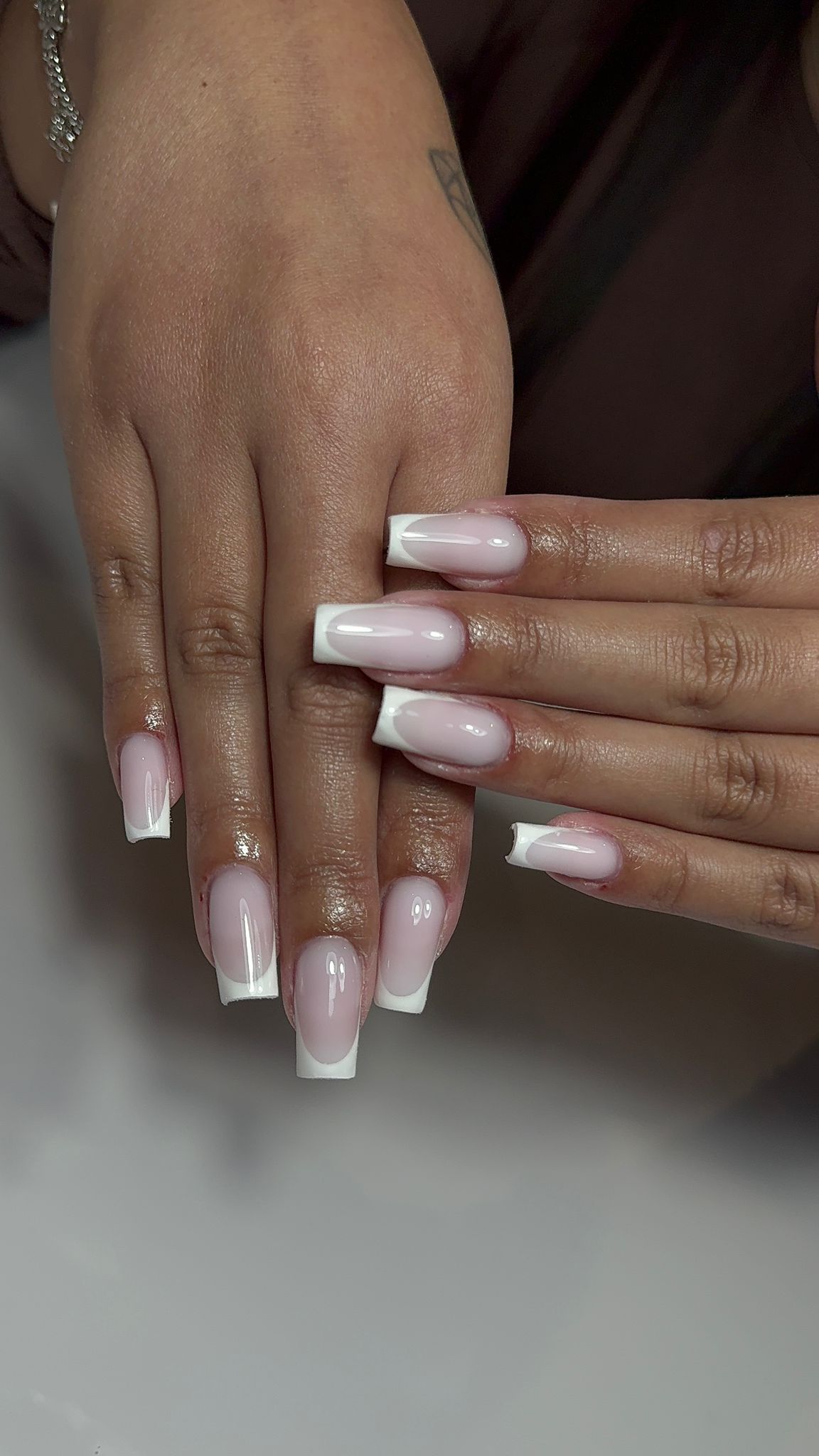 Pose américaine aux tons naturels sur cliente