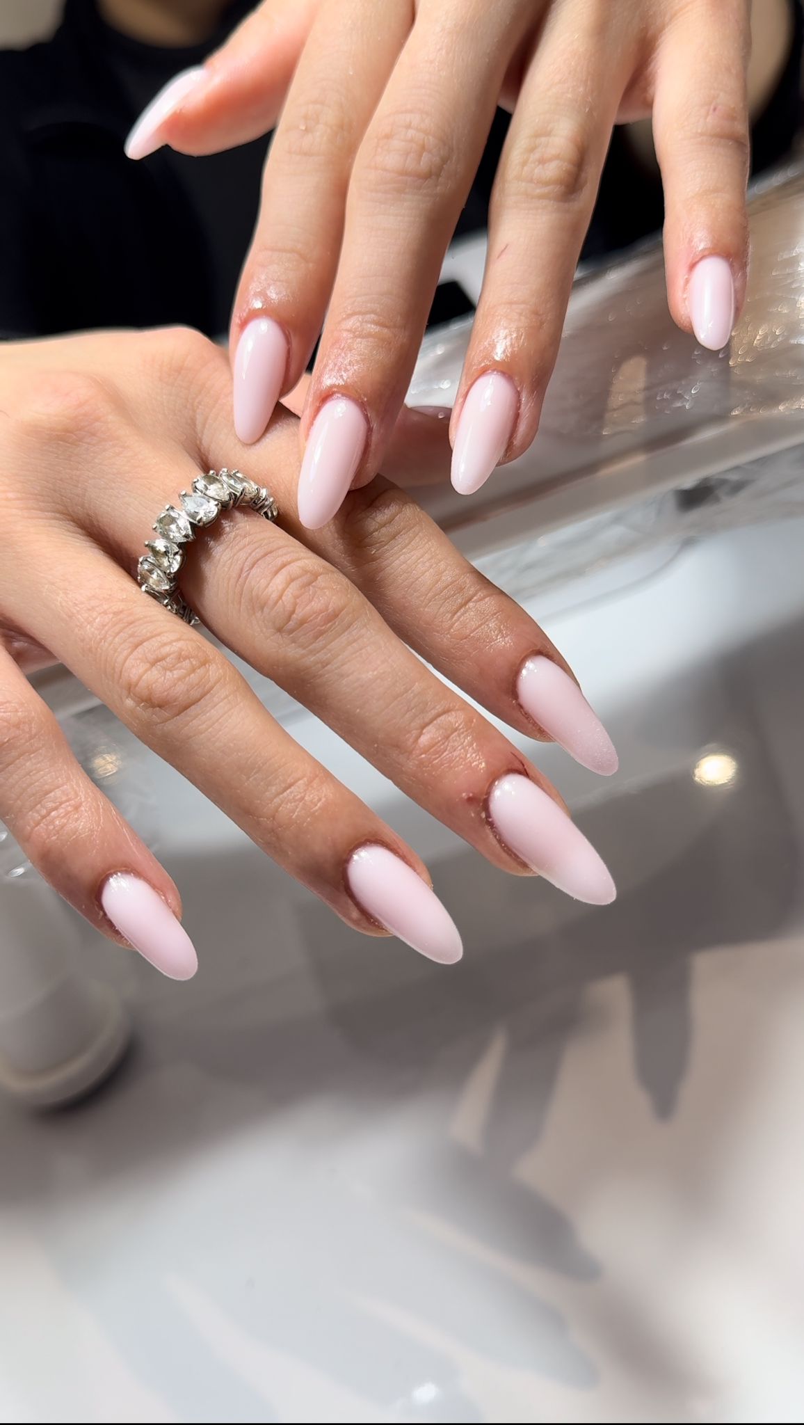 Manucure nude avec bague dorée, finition glossy