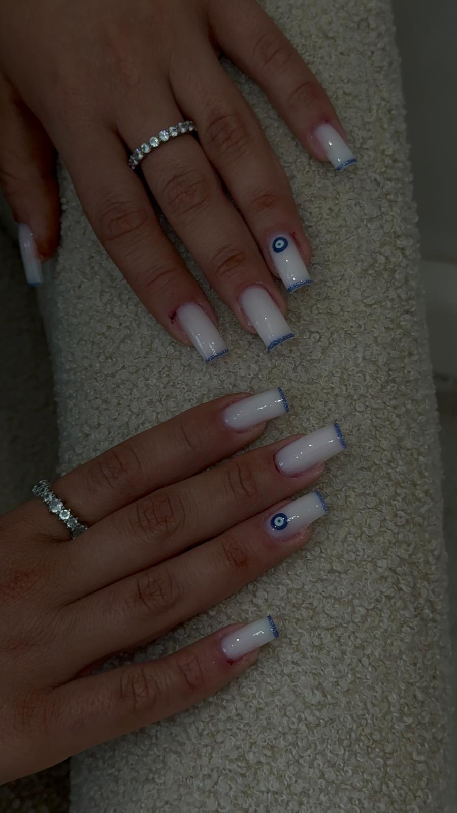 Pose de vernis nude-brillant sur ongles carrés