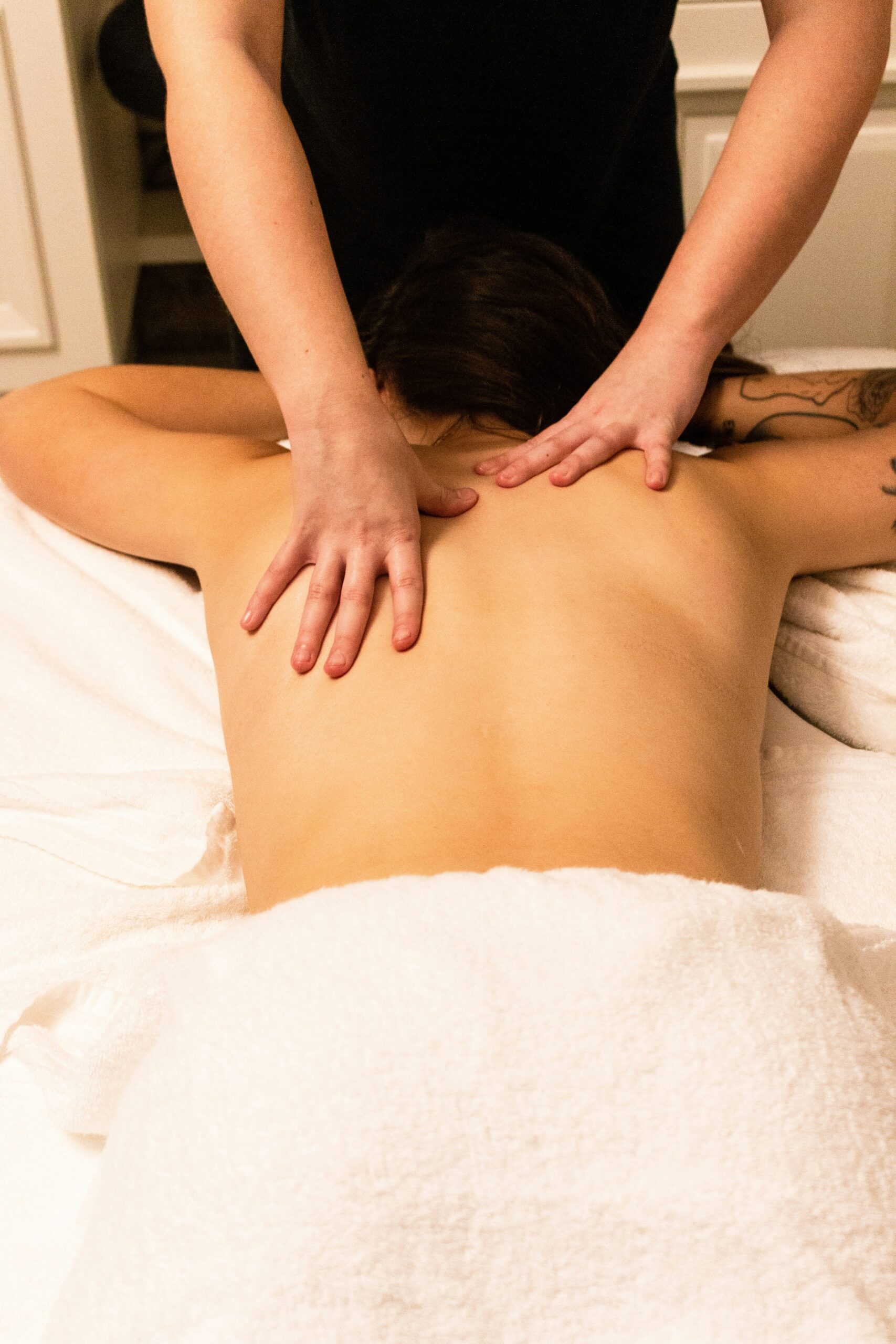 Massage du dos relaxant en institut de beauté